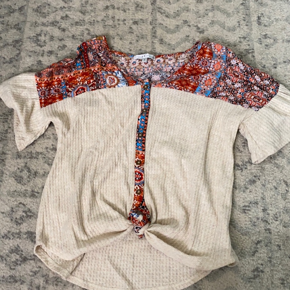 Soft cream and pattern button up